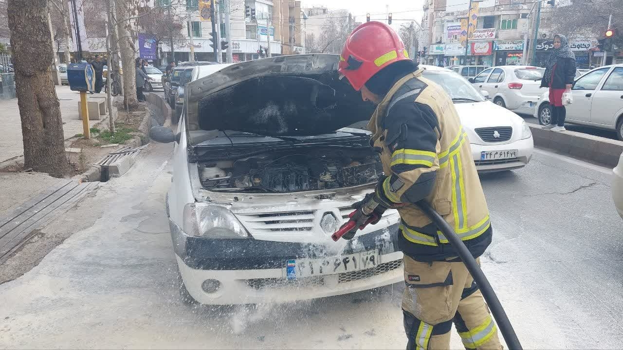 مهار حریق خودرو سواری ال ۹۰ در قزوین