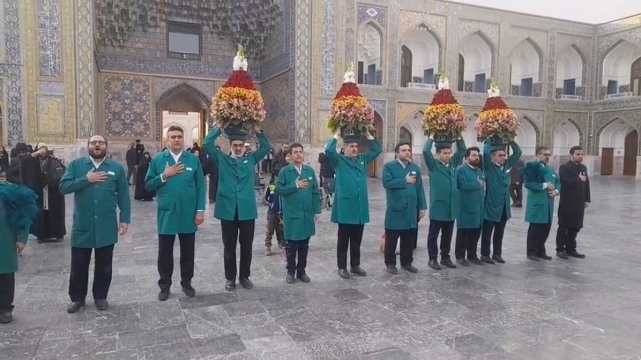 فیلمی از گل آرایی حرم امام رضا (ع) در روز‌های پایانی سال ۱۴۰۲