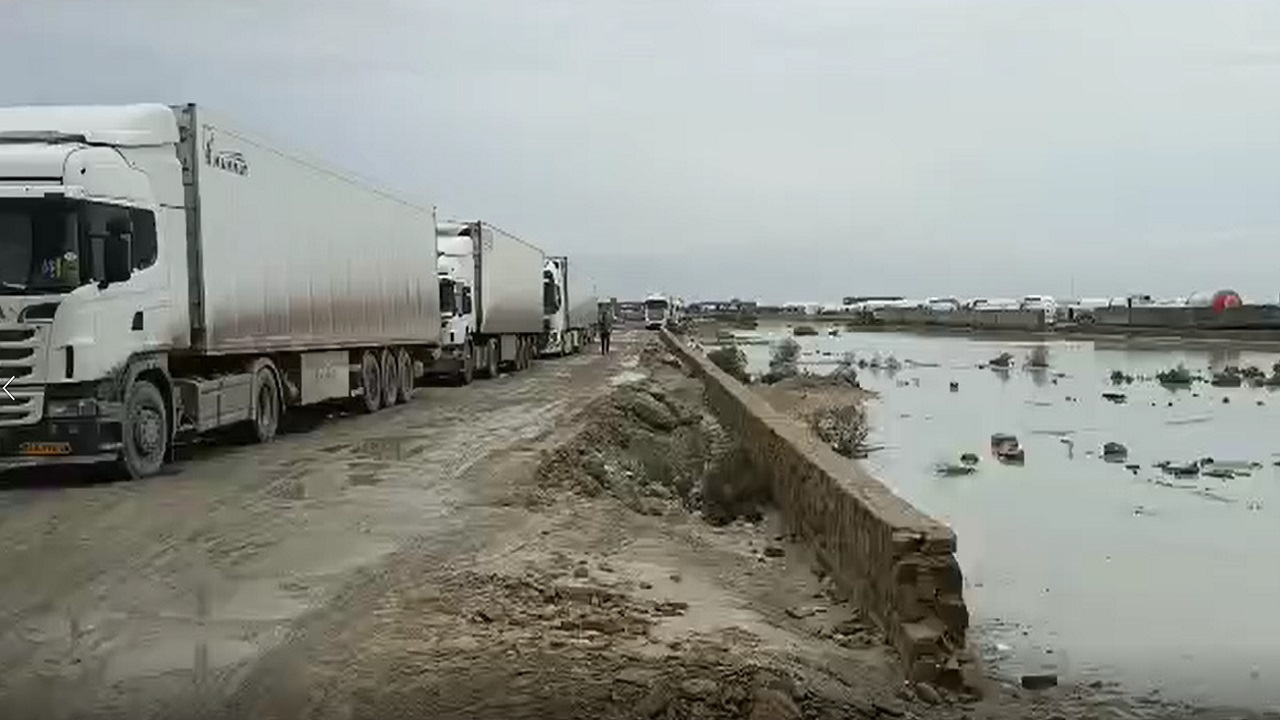 گیر افتادن کامیون‌های یخچالی در مرز ریمدان از زبان رانندگان + فیلم