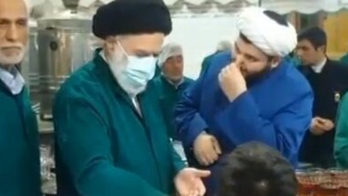 لحظه تعویض گل‌های بالای ضریح حرم امام رضا (ع) در آستانه‌ی سال نو +فیلم