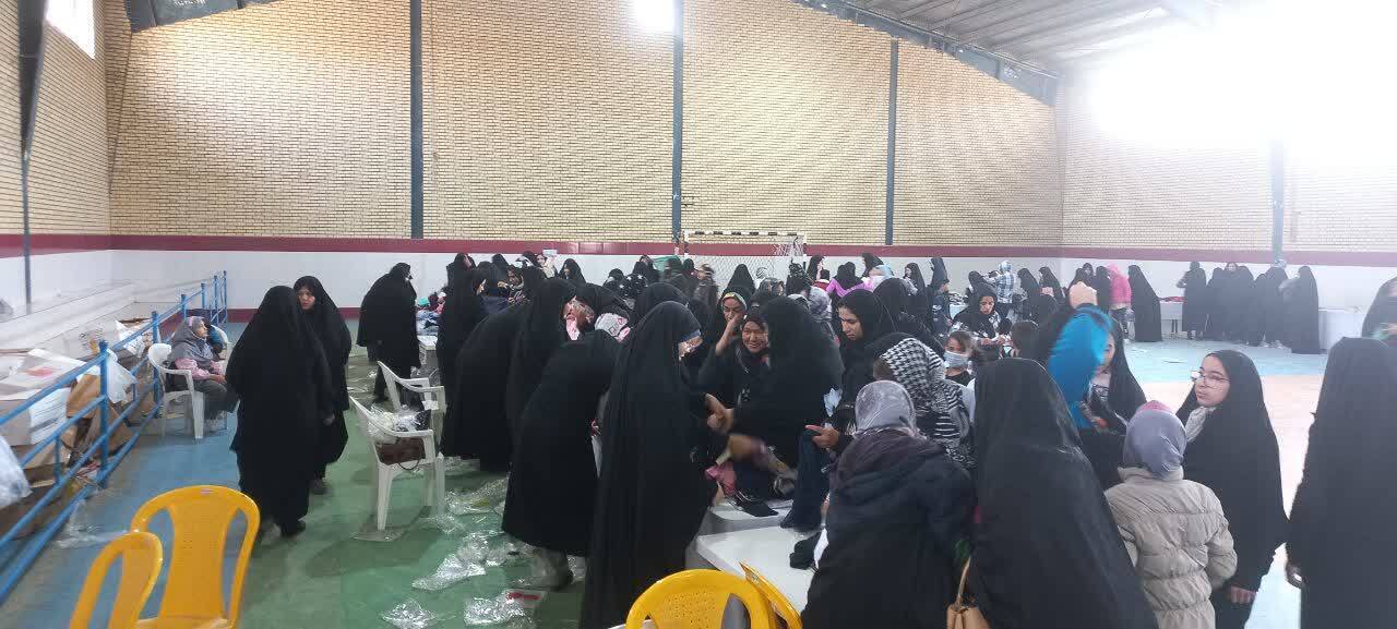 توزیع البسه بین نیازمندان در صالح آباد