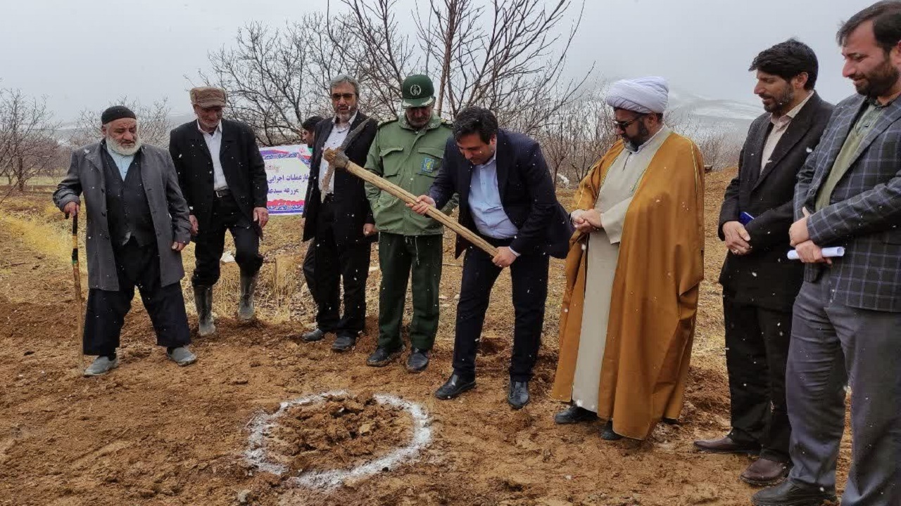 آغاز عملیات اجرایی آبیاری قطره‌ای در روستای ارجنک