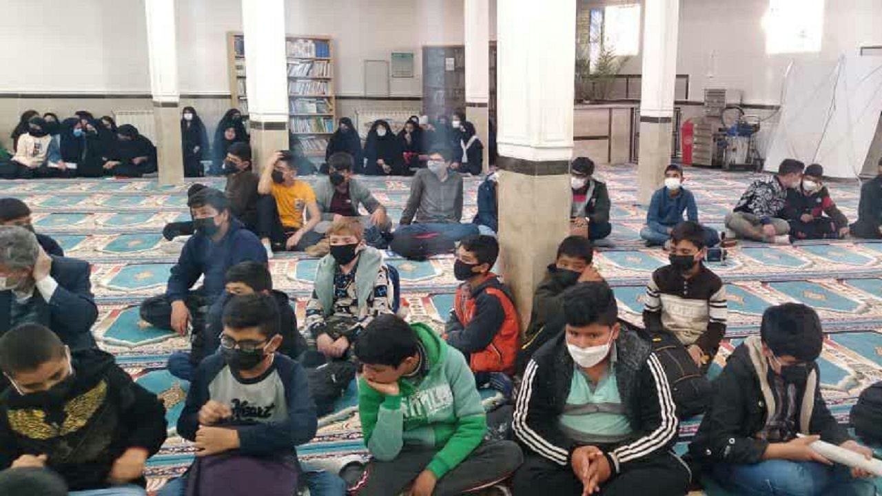 نهادینه کردن نماز در بین نوجوانان و جوانان برای حل مسائل اجتماعی موثر است