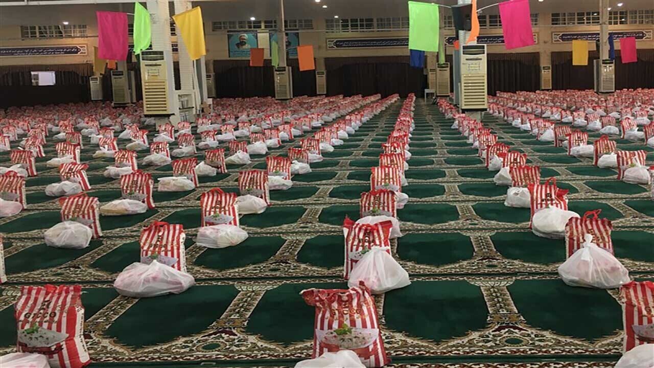 توزیع بسته معیشتی بین خانواده های کم برخوردار حاجی آباد