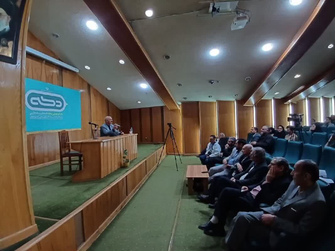کاری که فضای مجازی با زبان فارسی کرده، اشغال نامرئی است