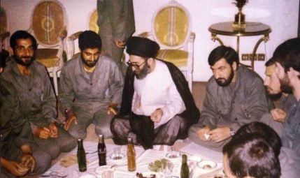 شهیدان باکری و سلیمانی  در کنار رهبر انقلاب در جبهه
