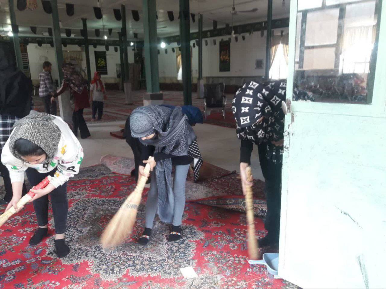 جارو کشیدن مسجد