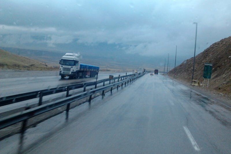رانندگان مراقب باشند/بیشتر جاده‌های خراسان جنوبی در اثر بارندگی لغزنده است