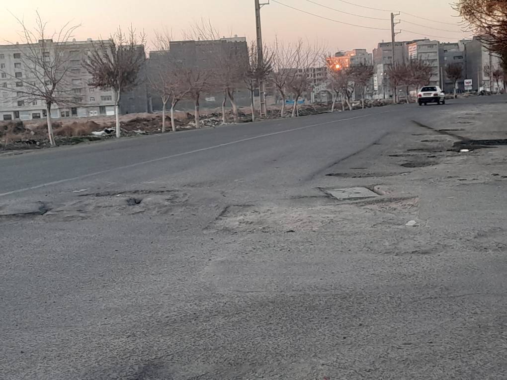 خیابانی با آسفالت فرسوده