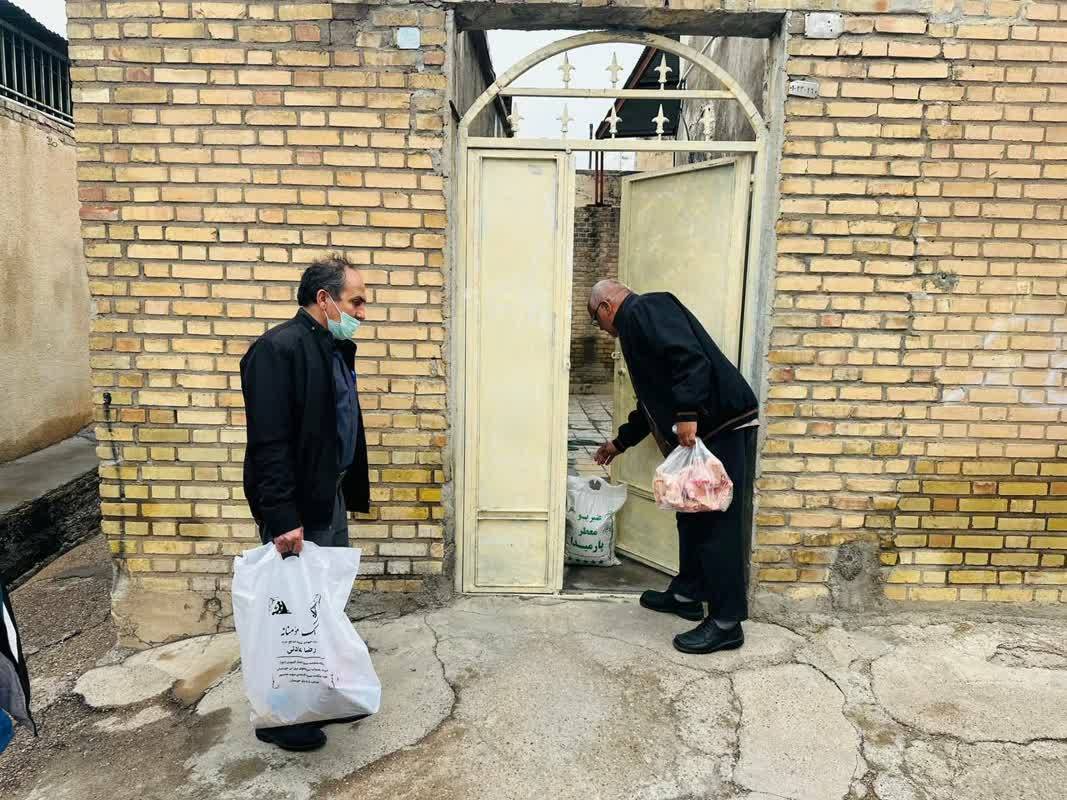 کمک رسانی به نیازمندان با اهدای بسته های معیشتی