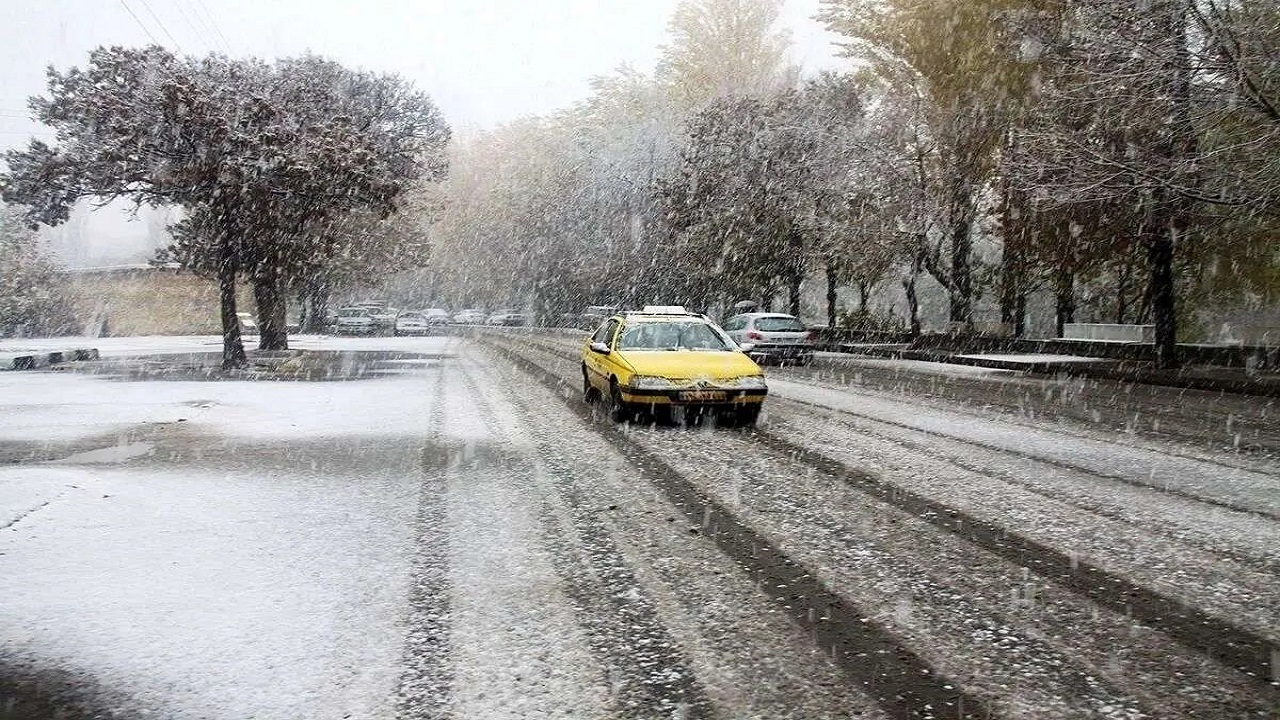 فریدنی‌ها میزبان بارش برف در واپسین روز‌های فصل زمستان شدند + فیلم