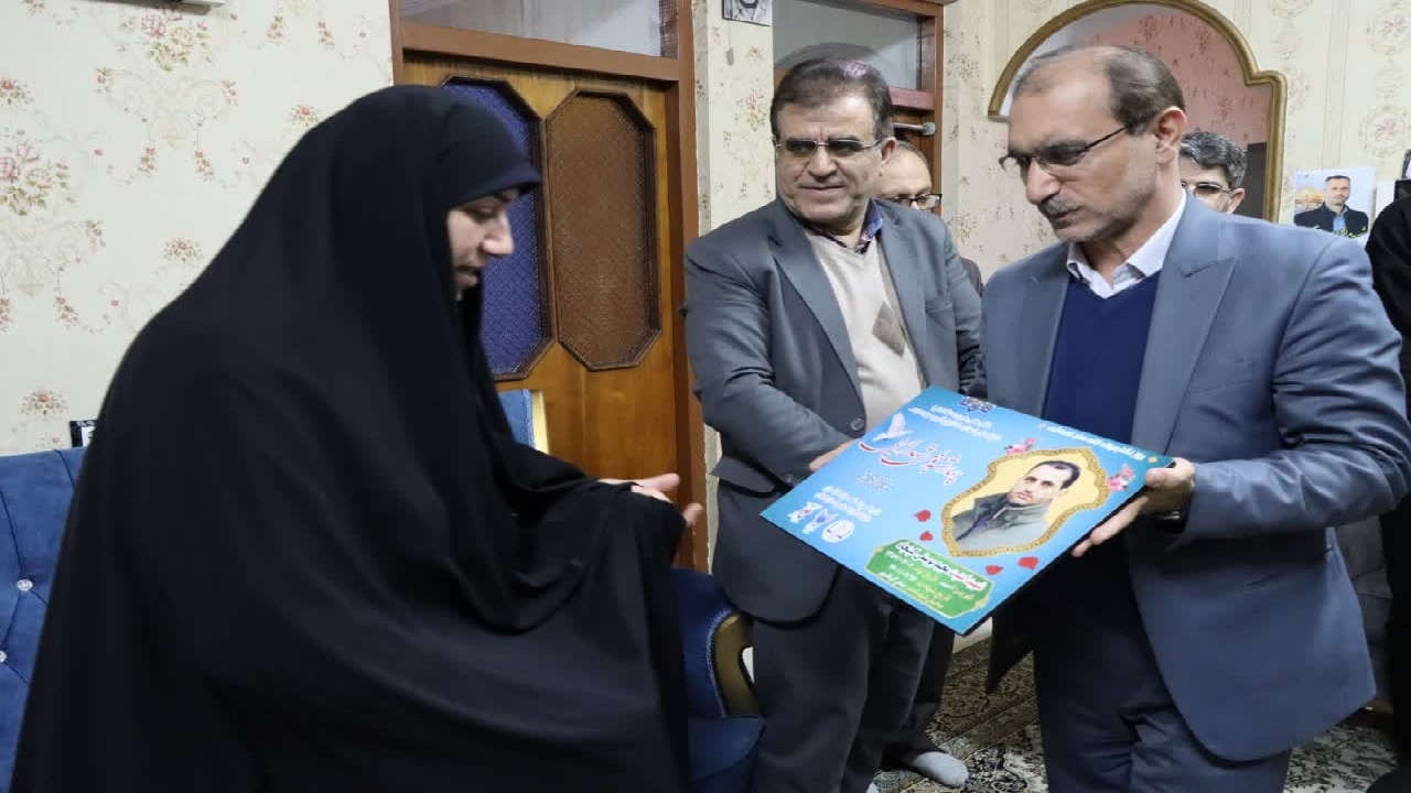 اهداء مدرک تحصیلی دانشجوی شهید مدافع امنیت به خانواده شهید یوسفی