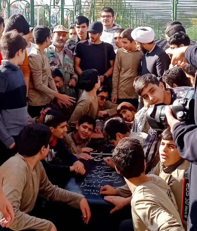 دانش آموزان بر سر مزار شهدا دانش آموزان بر سر مزار شهدا
