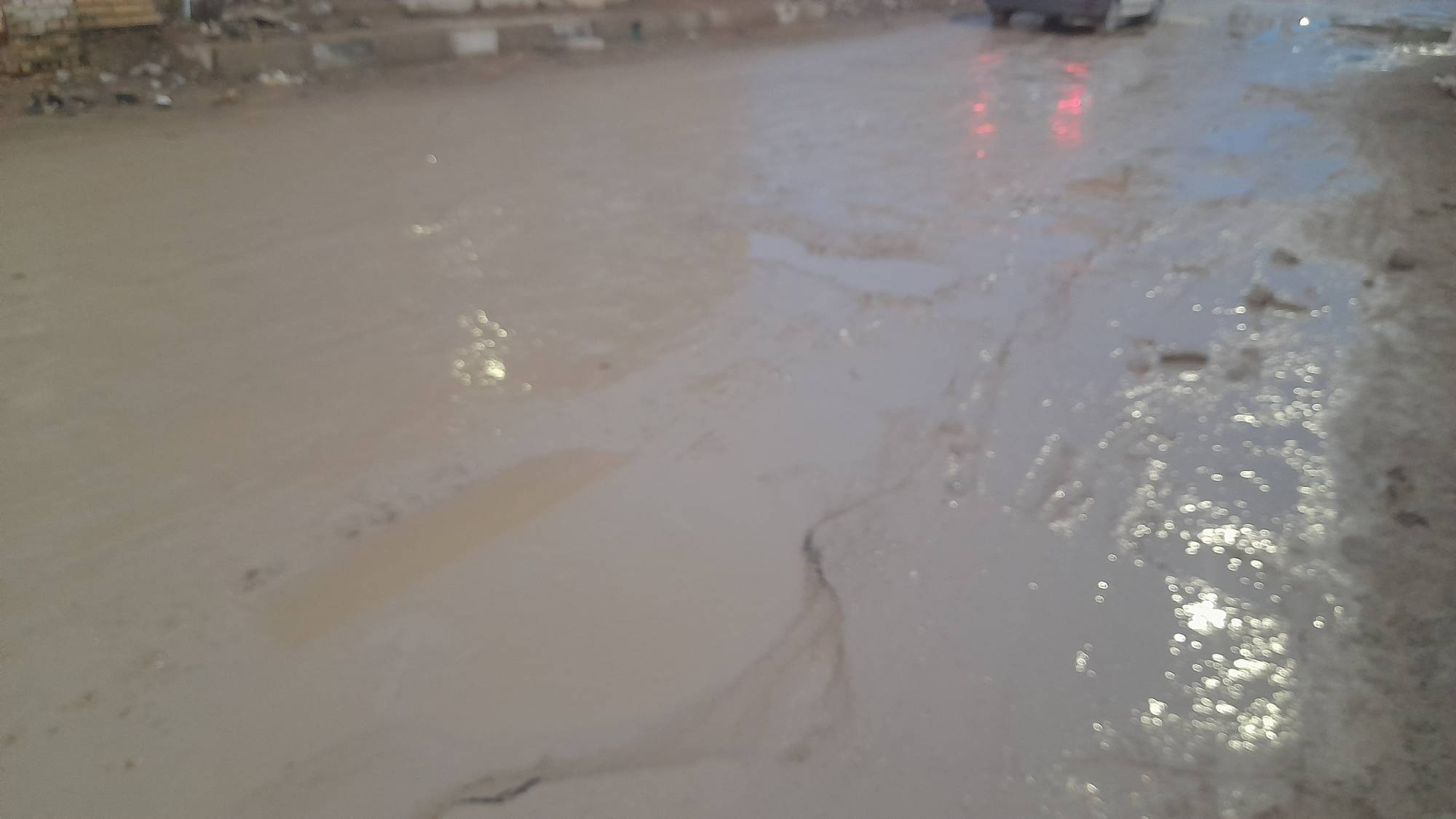 پرآب شدن معابر سلیچ آبادان با بارش باران