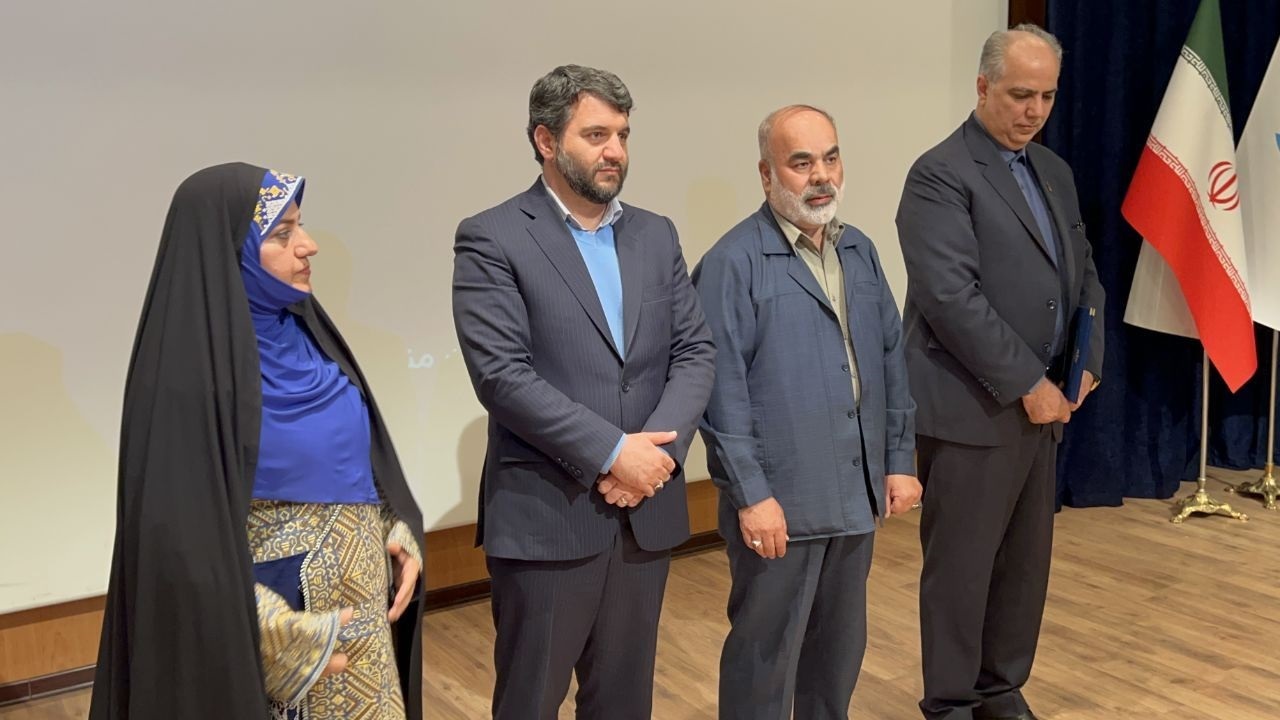 فعالیت مناطق آزاد باید بر پایه تولید و صادرات باشد