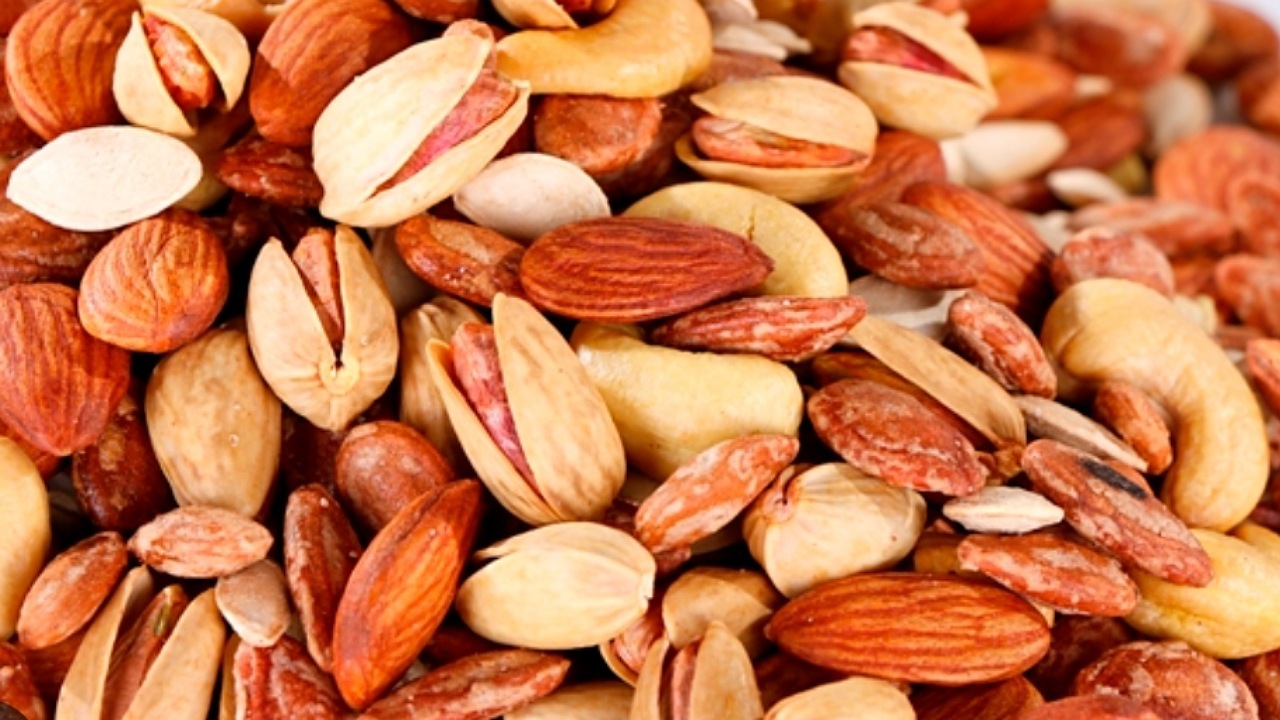 نکات کلیدی در مورد آجیل شب عید/ نمک زیاد، گلپر و رنگ زعفرانی نشانه رایج آجیل نامرغوب