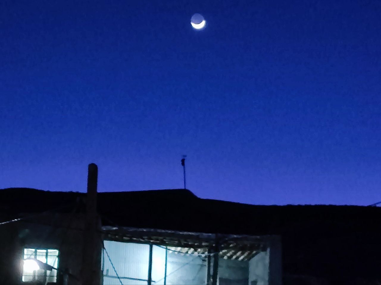 نمایی از ماه در آسمان