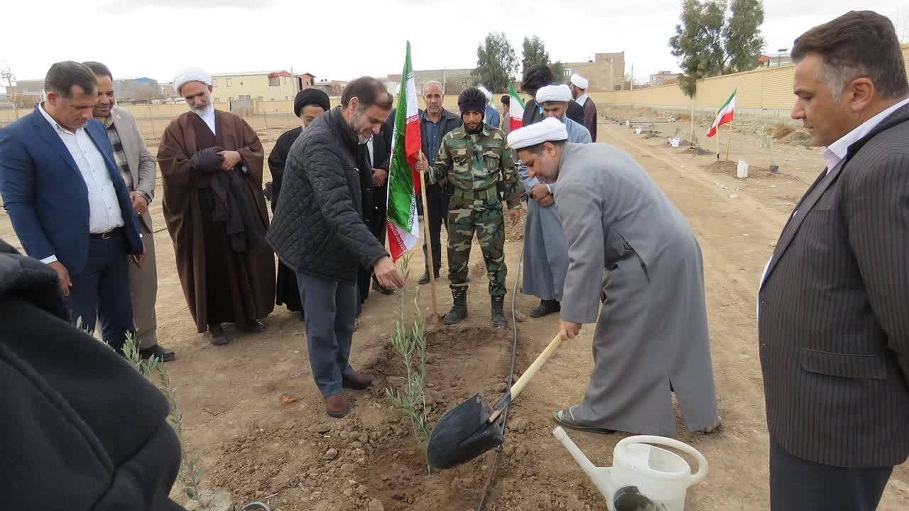 نهالکاری در مدرسه علمیه امام صادق(ع)‌ کرمان