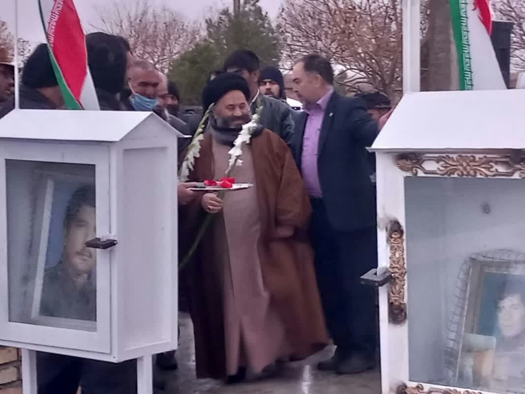 گل آرایی و گل افشانی مزار شهدا