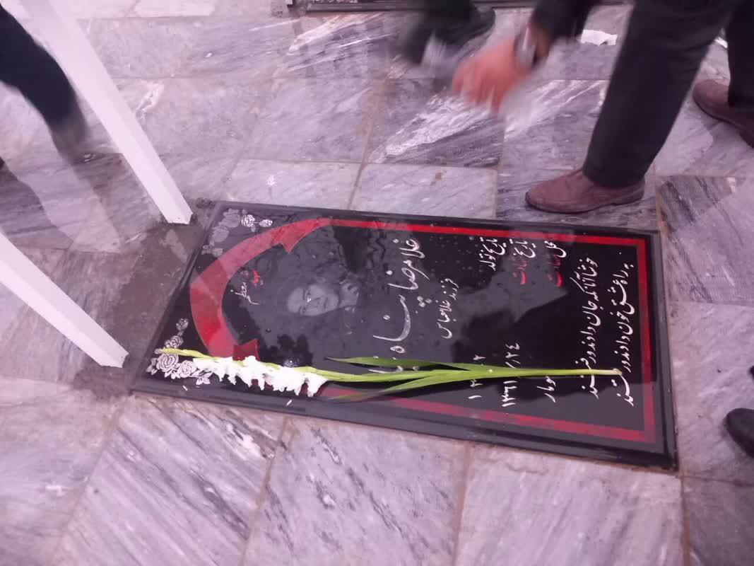 اهدای گل بر سر مزار شهید
