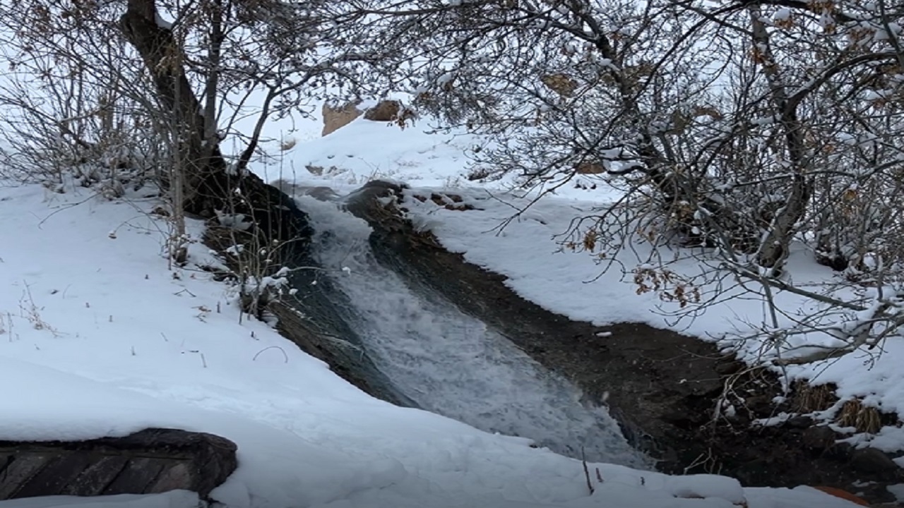 نمایی از طبیعت برفی روستای آغچه اصفهان