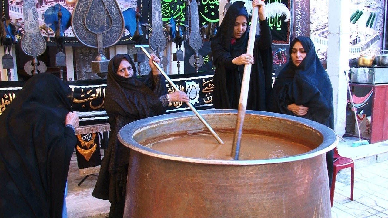 پخت سمنوی نذری به نیت حضرت زهرا (س) در آران و بیدگل + فیلم