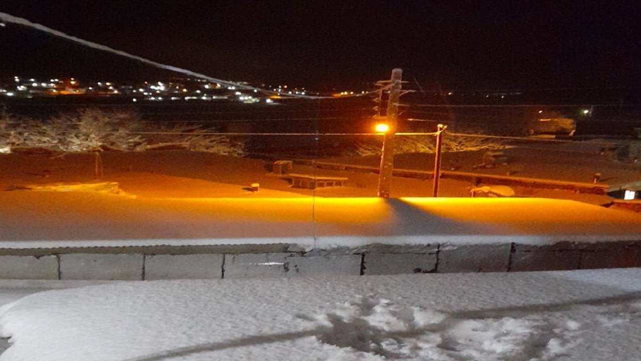 میزبانی اهالی لردگان از برف زمستانی در آستانه فصل بهار + فیلم