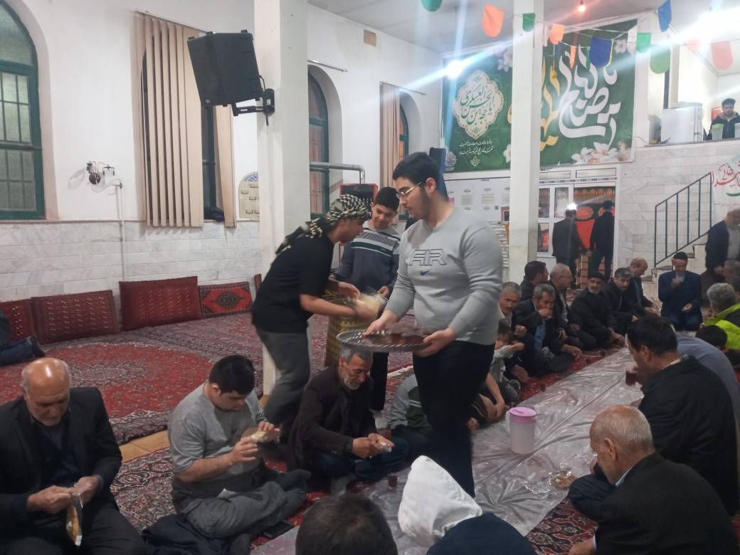 توزیع چای در سفره افطاری