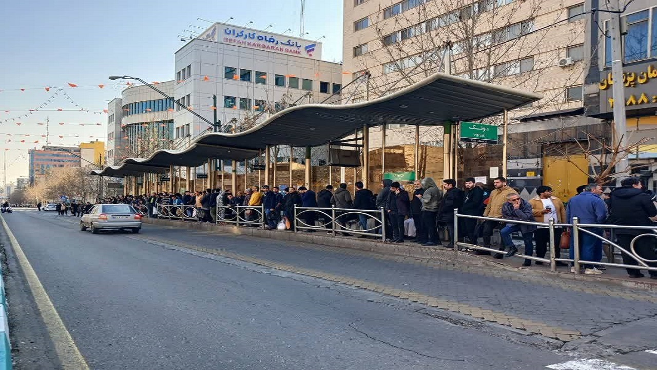 نارضایتی مسافران از صف‌های طولانی در ایستگاه BRT ونک تهران + فیلم و تصاویر