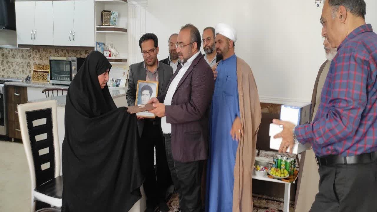 دیدار با خانواده شهدا در لارستان به مناسبت هفته شهید + تصاویر