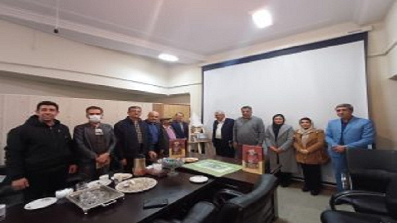 رونمایی از جدیدترین تالیفات نویسنده خلاق در شهرستان دنا