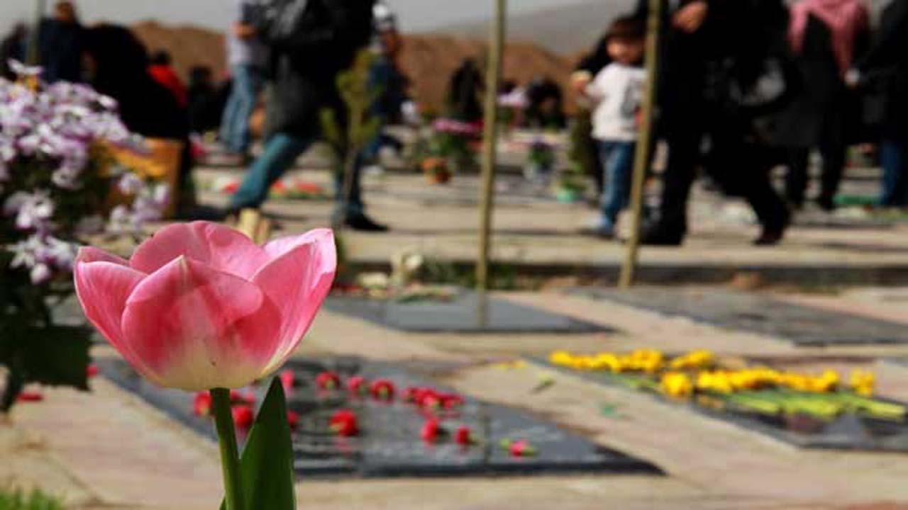 دیدار با اموات در آستانه سال نو؛ آمدیم، نبودید، نرفتیم!