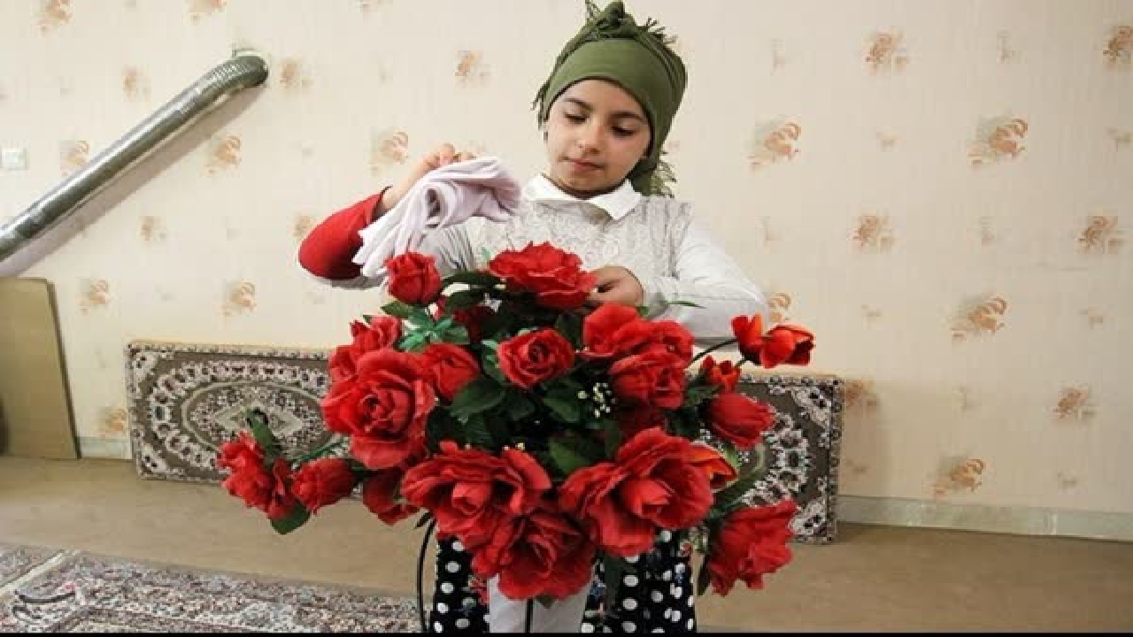 چه کسی گفته بچه‌ها نباید خانه تکانی کنند؟