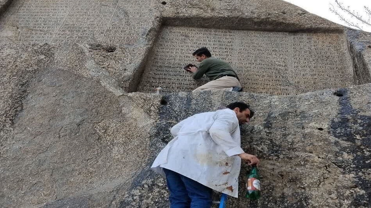 دوده‌های ناشی از انفجار ترقه از گنج‌نامه همدان پاک شد/ آسیبی به بنا وارد نشده است