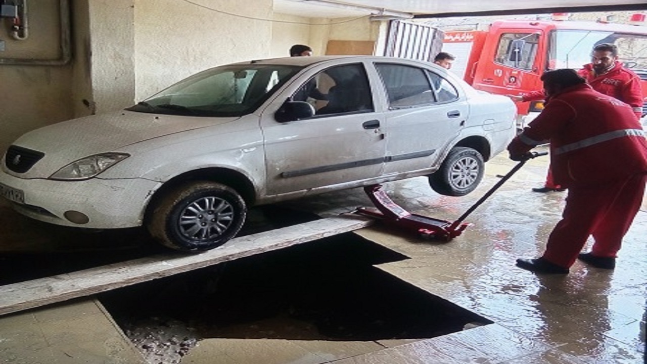 سقوط خودرو به چاه درون منزل مسکونی