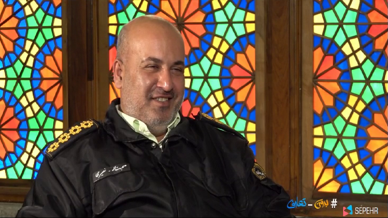 بدون تعارف با مامور پلیسی که در انتخابات از صندوق اخذ رای محافظت کرد + فیلم