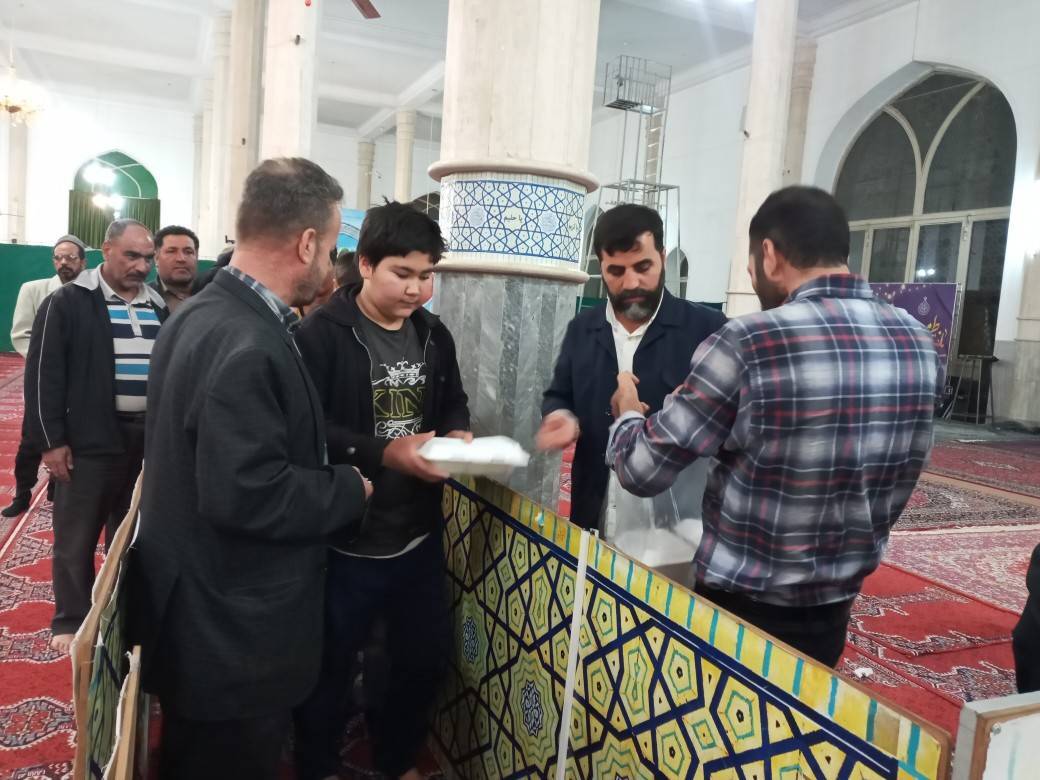 توزیع غذا بین نیازمندان