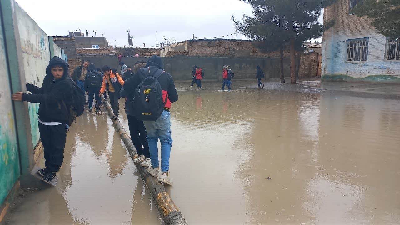 نگاهی به وضعیت دبستانی در صالح آباد پس از بارش باران + تصاویر