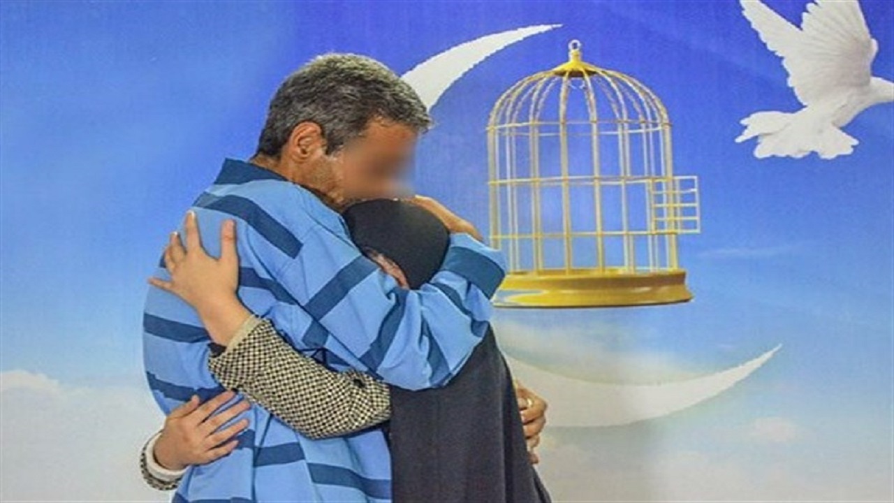 دانش آموزان دختر قمی یک زندانی را آزاد کردند