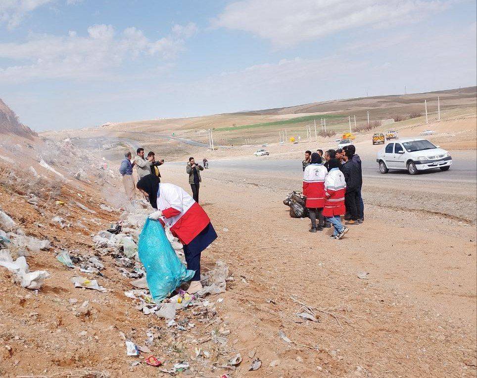 جمع آوری زباله در مسیر دهگلان به قروه جمع آوری زباله در مسیر دهگلان به قروه