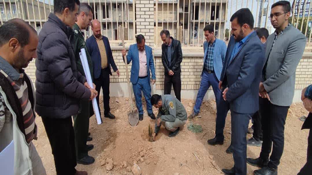 کاشت نهال در محل خانه محیط زیست شهرستان خرامه