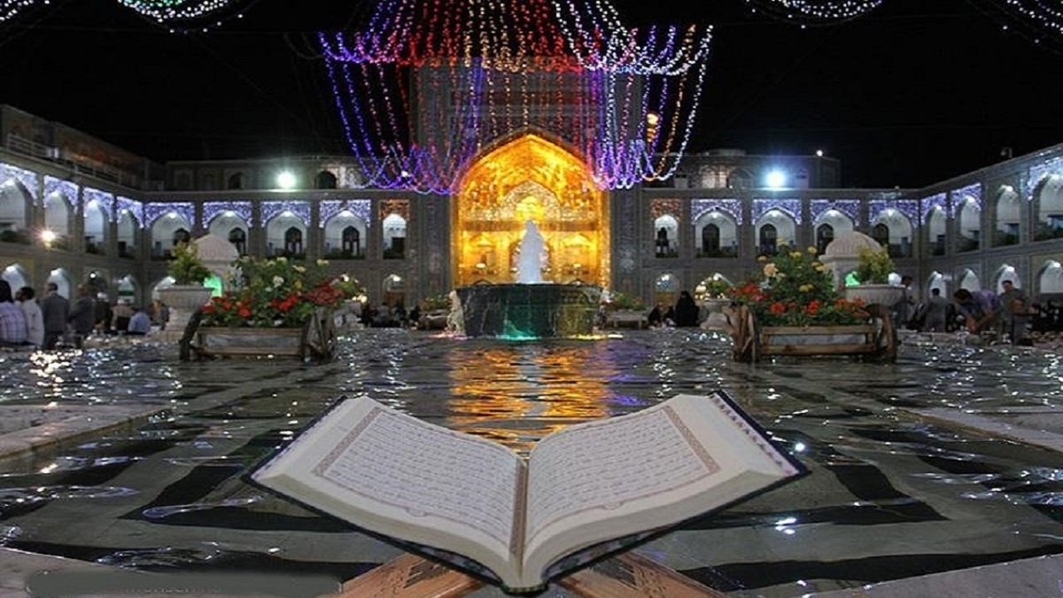 لحظه تعویض گل‌های بالای ضریح حرم امام رضا (ع) در آستانه‌ی سال نو +فیلم