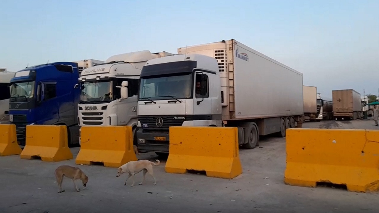 رانندگان کامیون‌های یخچالی در بازارچه مرزی کشور پاکستان همچنان بلاتکلیف مانده اند + فیلم