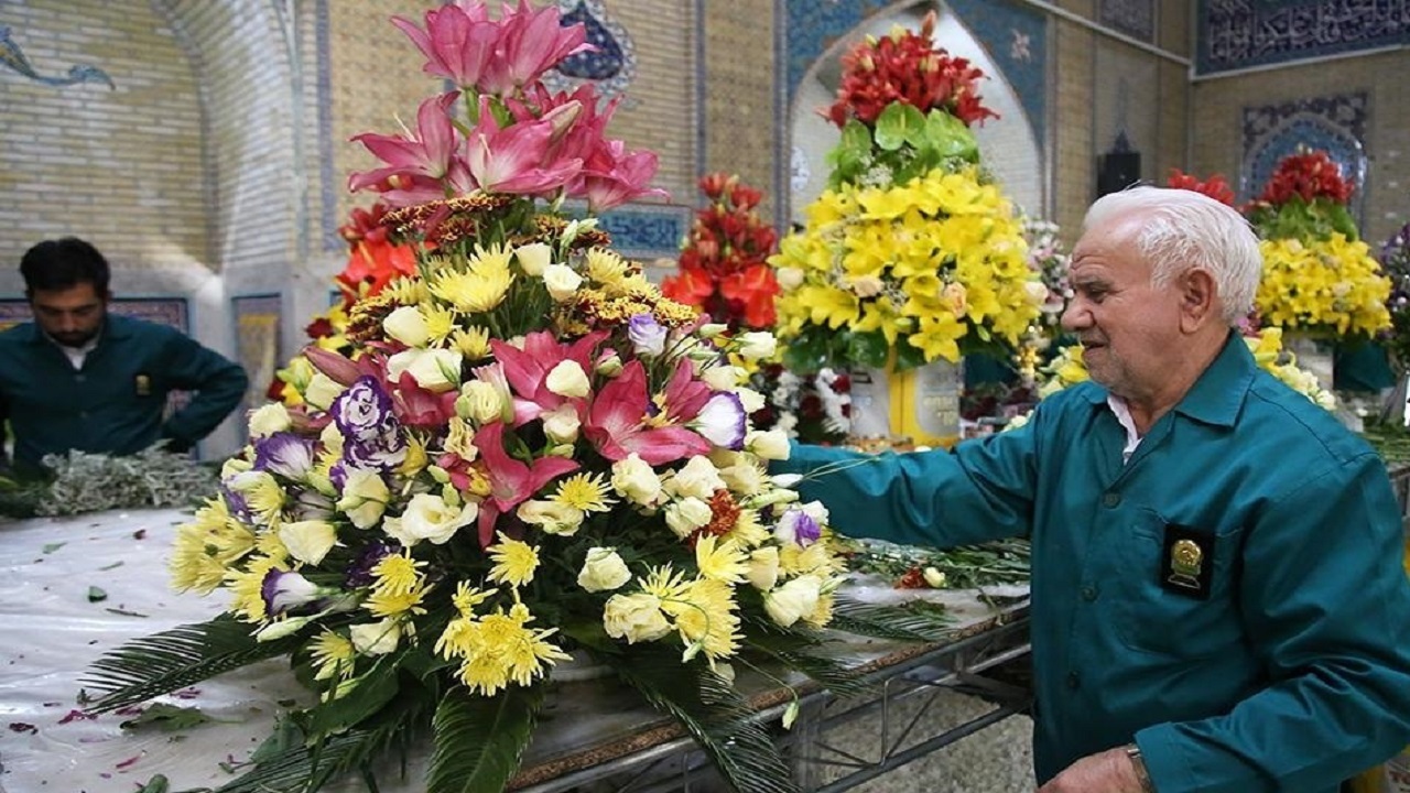 گل‌آرایی نوروزی حرم رضوی با ۲۰۰ هزار شاخه گل انجام شد