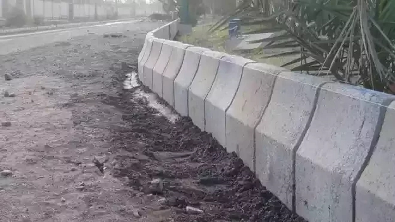دردسرساز شدن چاله‌های ایجاد شده بعد از عملیات جدول گذاری در خیابان زکریا شهر ری