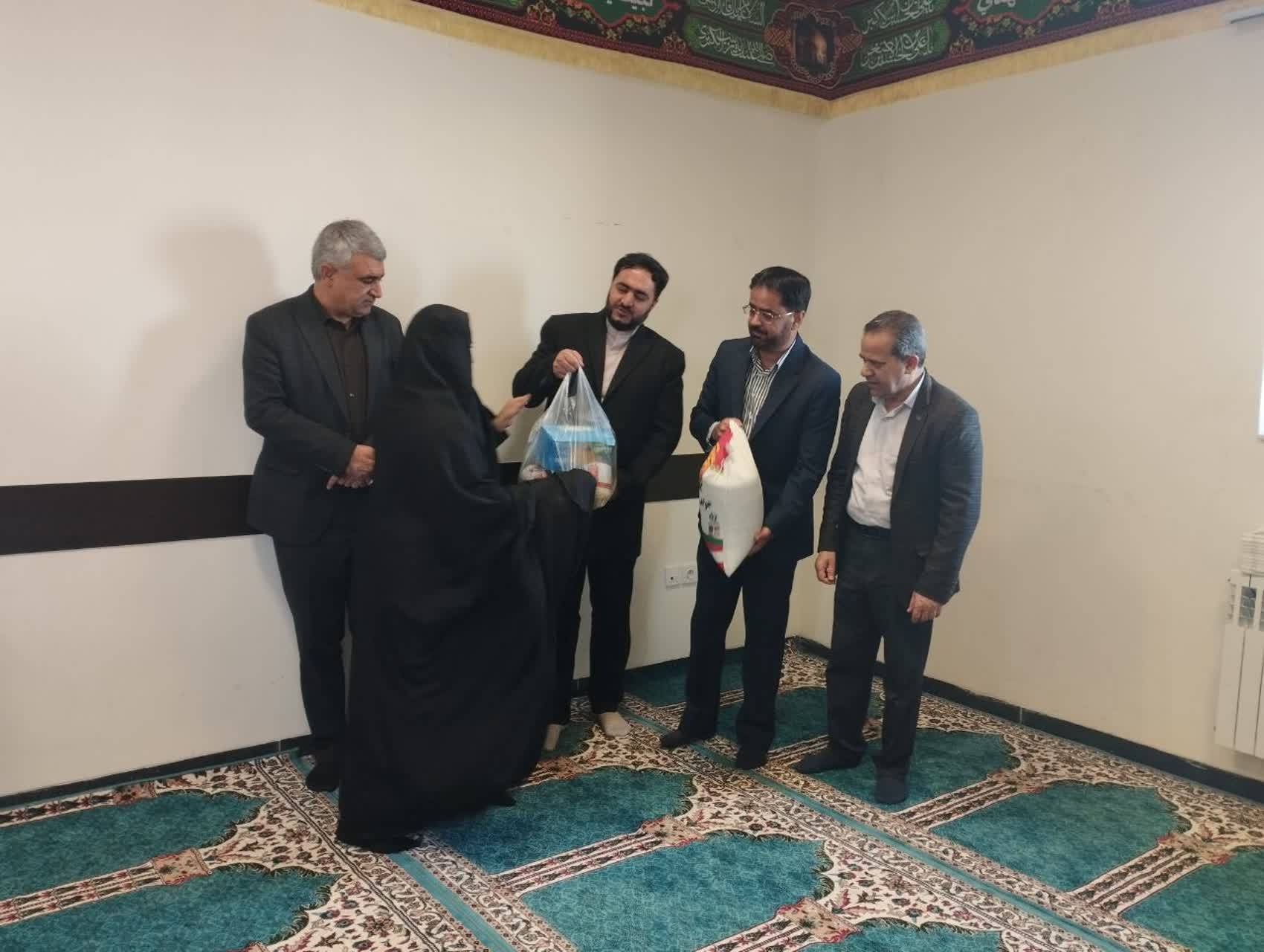 اهدا بسته‌های حمایتی به خانواده زندانیان در زرند