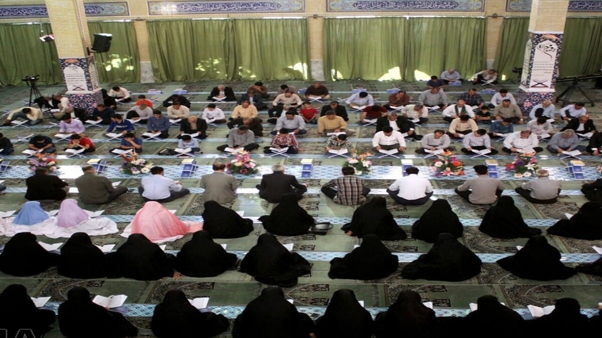 برگزاری جلسه انس با قرآن روی لنج + فیلم