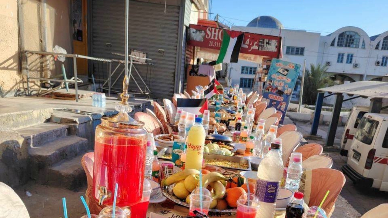 افطاری رایگان برای افراد بی‌خانمان در تونس + فیلم