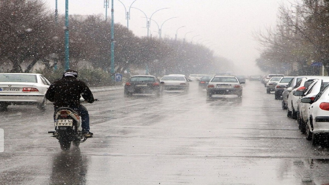 جاده‌های زنجان لغزنده و پرترافیک است