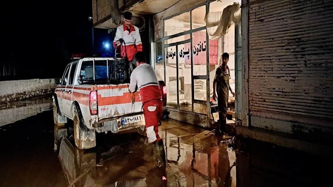استقرار امدادگران هلال احمر در مناطق بحران‌زای سیل